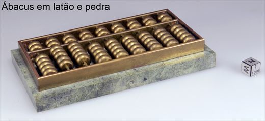 Abacus em latao e pedra