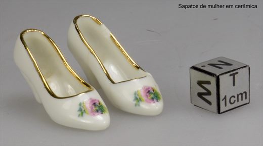 Sapatos de mulher em ceramica