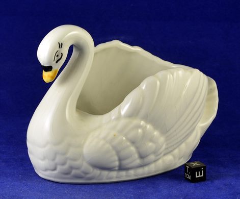Floreira em ceramica em forma de cisne branco