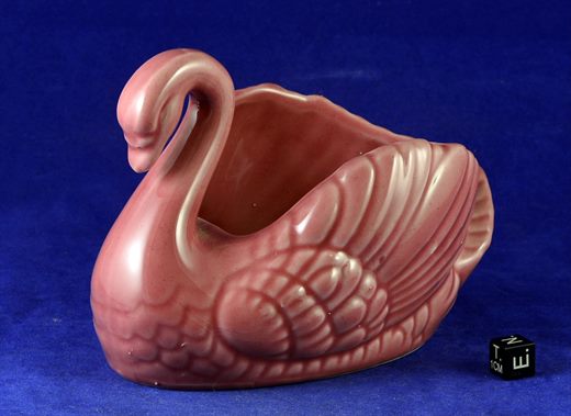 Floreira em ceramica em forma de cisne rosa