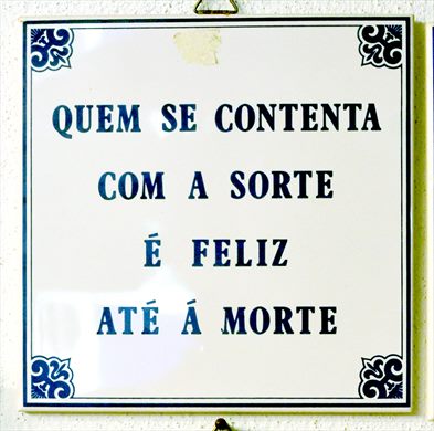 Quem se contenta...