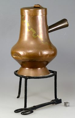 Cafeteira em cobre com trempe e turques anos 1800