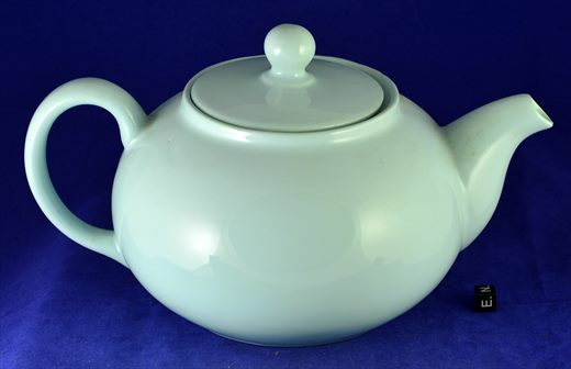 Bule baixo em porcelana azul claro