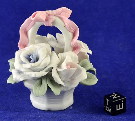 Cesta decorativa com flores em porcelana