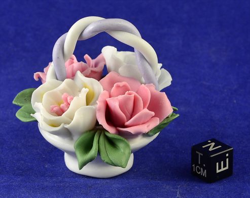 Cesta decorativa com flores em porcelana