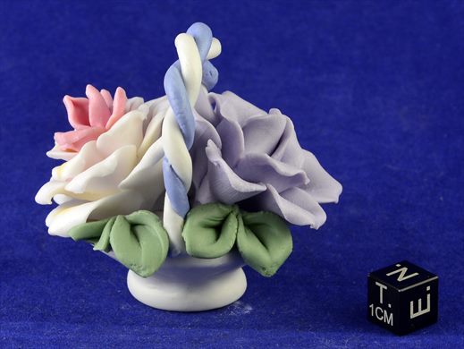 Cesta decorativa com flores em porcelana