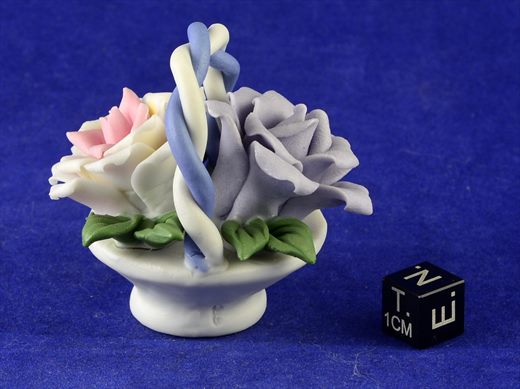 Cesta decorativa com flores em porcelana