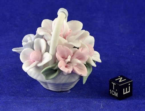 Cesta decorativa com flores em porcelana