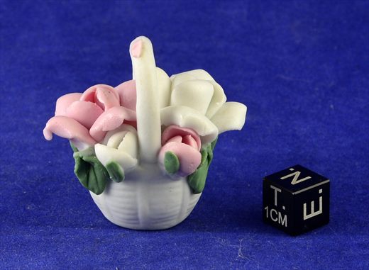 Cesta decorativa com flores em porcelana