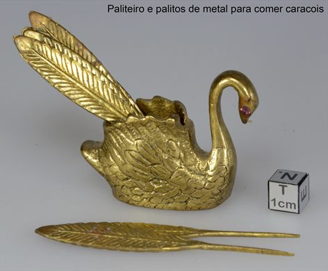 Paliteiro e palitos de metal para comer caracois