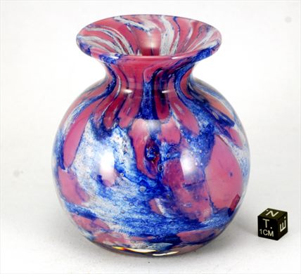Vaso de vidro azul-vermelho