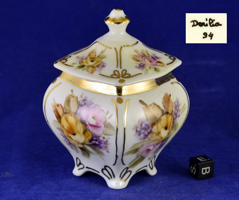 Pote com tampa em porcelana Dorilia