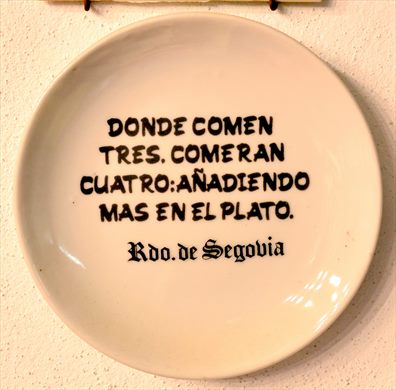 Donde comen tres...