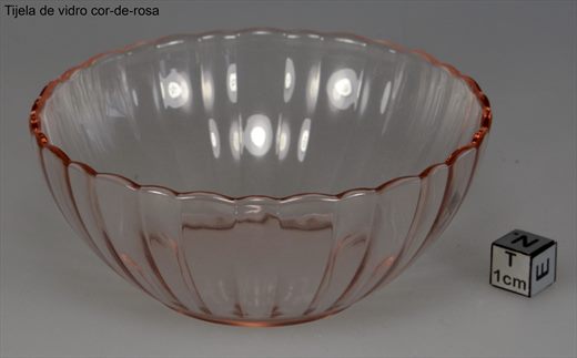 Tigela de vidro cor-de-rosa
