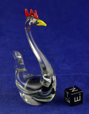 Galo em vidro transparente com crista vermelha