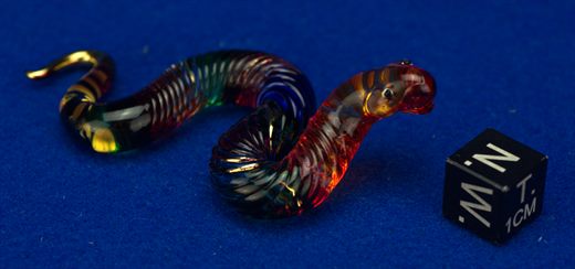 Duas cobras em vidro colorido