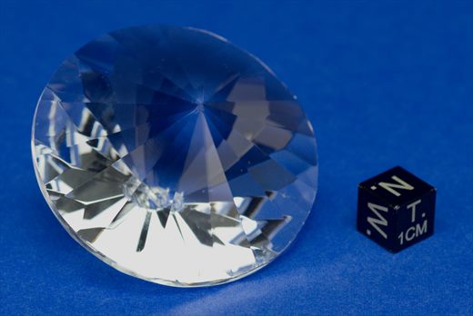 Diamante facetado transparente