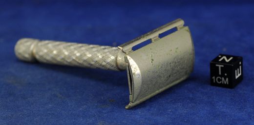 Maquina de barbear de seguranca prateada