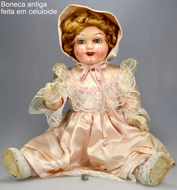 Boneca antiga feita em celuloide