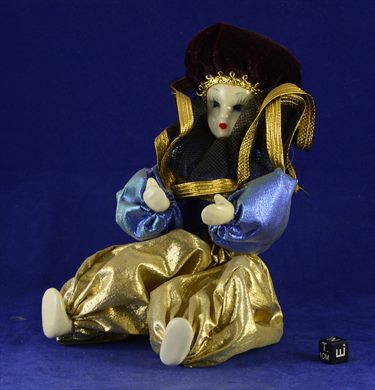 Boneca de pano com cara de porcelana