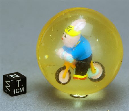 Bola saltitona - coelho em bicicleta