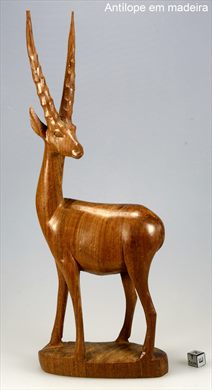 Antilope em madeira