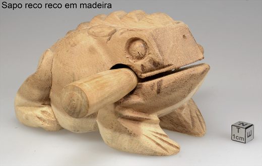 Sapo reco reco em madeira