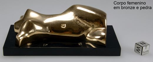 Corpo femenino em bronze e pedra