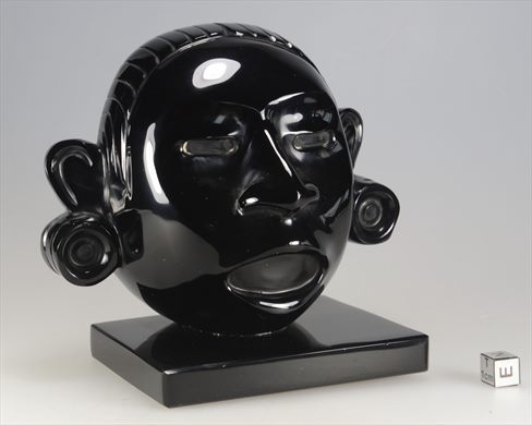 Cabeca Olmeca de obsidiana preta (Museu da cidade de Mexico)