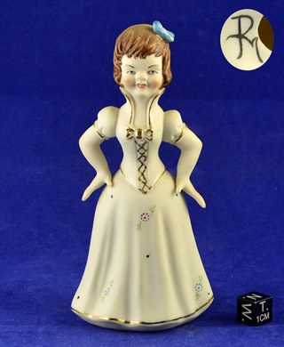 Rapariga com vestido branco e laco azul