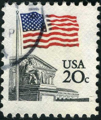 Estados Unidos da America - 1981 - Bandeira sobre Supremo Tribunal - 20C
