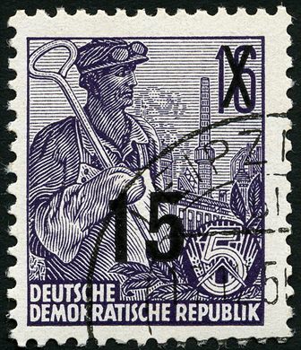 Alemanha Oriental - 1954 - Funfjahresplan Aufdruck - Bergmann mit Stalinallee - 15Pf