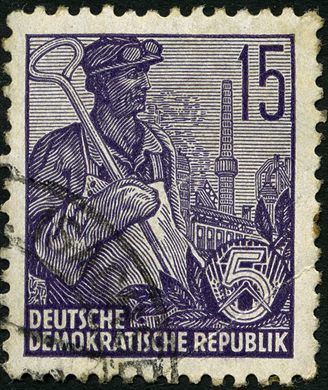 Alemanha Oriental - 1955 - Funfjahresplan - Bergmann mit Stalinallee - 15Pf
