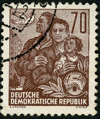 Alemanha Oriental - 1955 - Funfjahresplan - Familie mit Friedenstaube - 70Pf