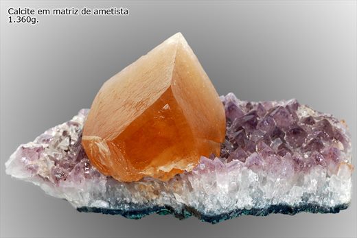 Calcite em matriz de Ametista