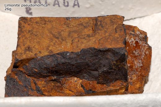 Limonite pseudomorfica