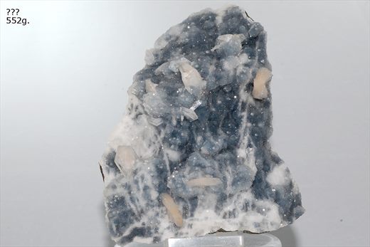 Quartzo (drusa sobre calcedonia azulada) com inclusoes de cristais de calcite 552gr