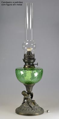 Candeeiro a petroleo com figura em metal