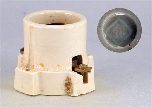 Casquilho de porcelana com base metalica traseira
