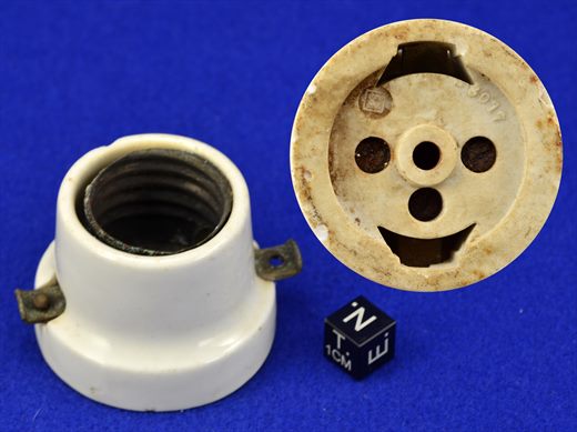 Casquilho de porcelana com suportes metalicos laterais