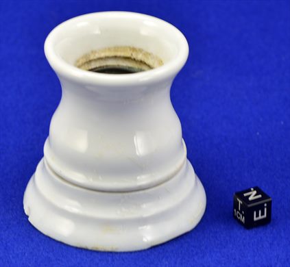 Casquilho de porcelana formato balaustre