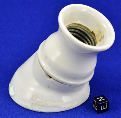 Casquilho de porcelana inclinado com base larga