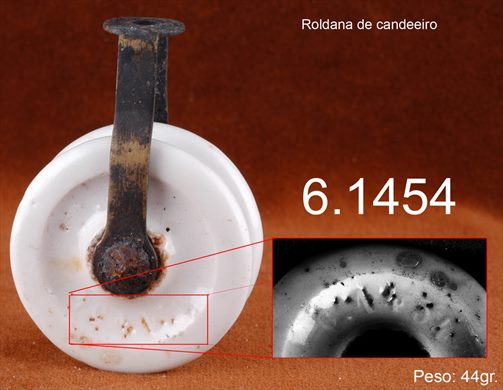 Roldana de candeeiro em porcelana com suporte metalico plano 44g