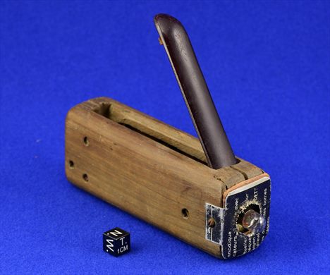 DIY hand powered flashlight