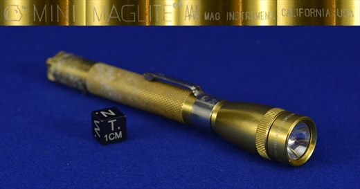 Mini Maglite AAA dourada com clipe