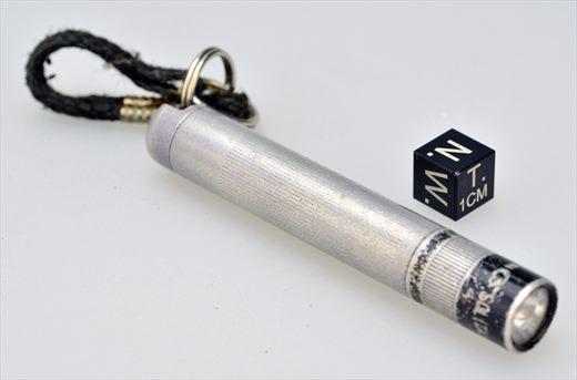 Mini Maglite AAA prateada com cordao