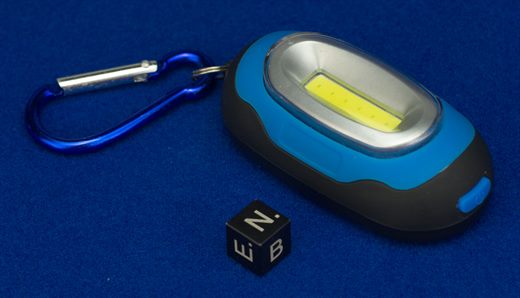 Lanterna LED azul e preta com mosquetao