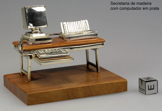 Secretaria de madeira com computador em em prata