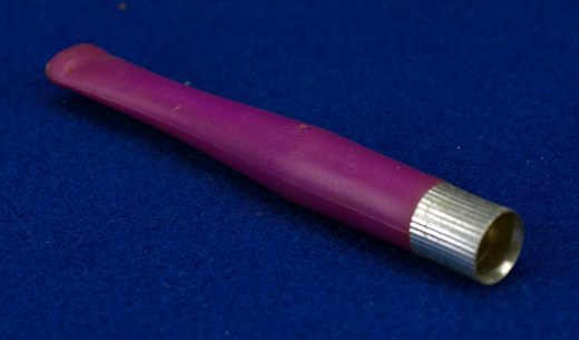 Piteira rosa com anel metalico prateado