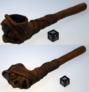 Cachimbo de barro com rosto modelado e aplicacoes coloridas
